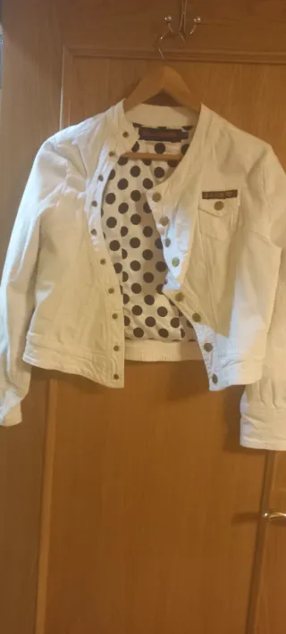 Chaqueta blanca con forro de lunares