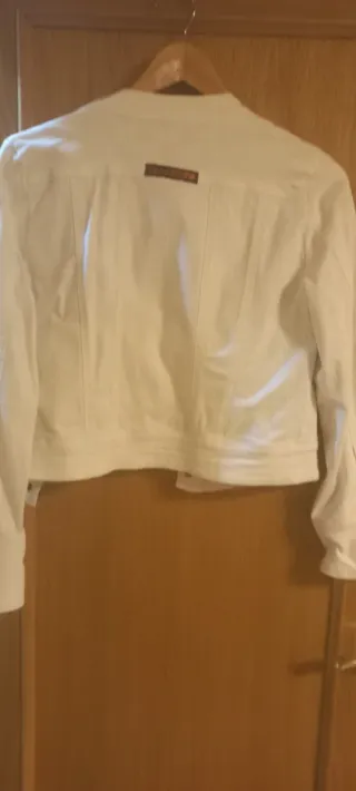 Chaqueta blanca con forro de lunares