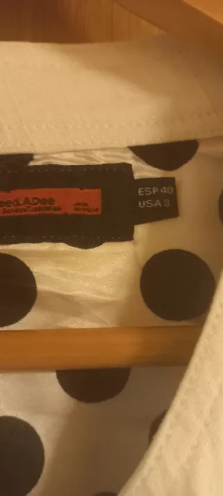 Chaqueta blanca con forro de lunares