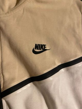 Chaqueta Nike Beige y Blanca