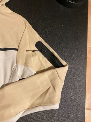 Chaqueta Nike Beige y Blanca
