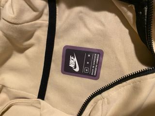 Chaqueta Nike Beige y Blanca