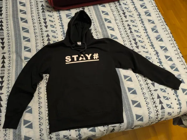 Sudadera Negra con Estampado STAY#
