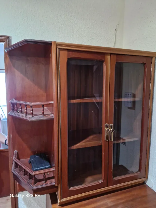 Mueble de madera con puertas de cristal