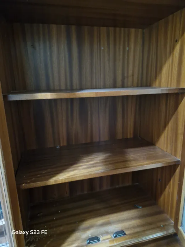 Mueble de madera con puertas de cristal