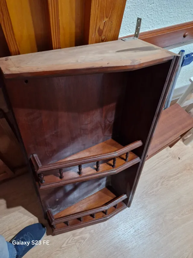 Mueble de madera con puertas de cristal