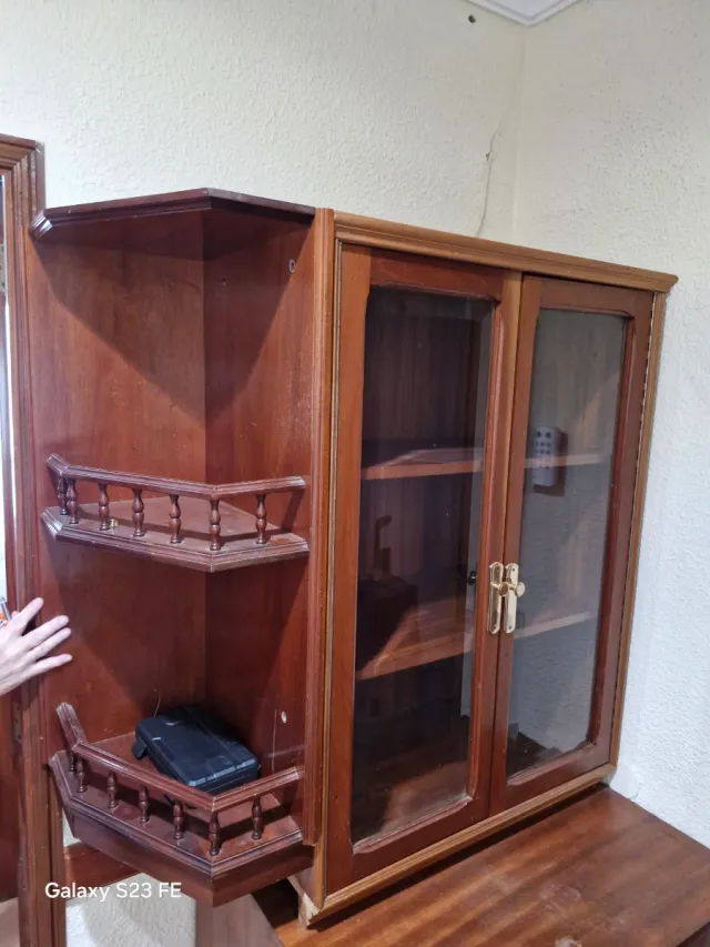 Mueble de madera con puertas de cristal