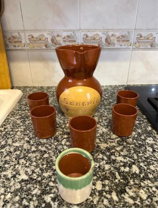 Jarra de barro para sangría con vasos
