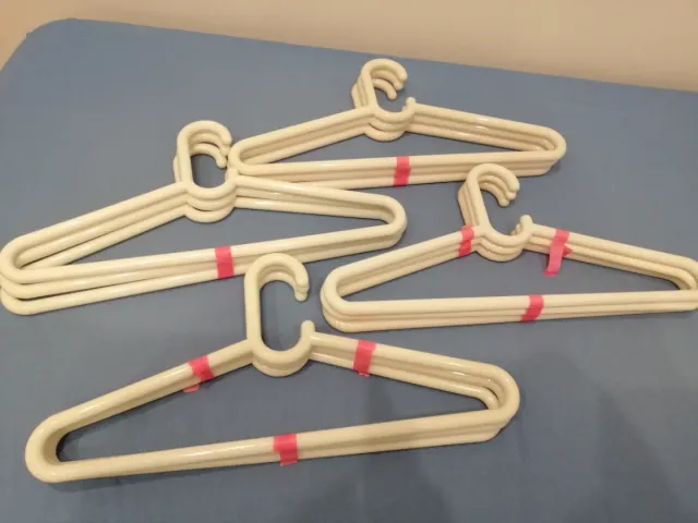 12 grucce in plastica bianche