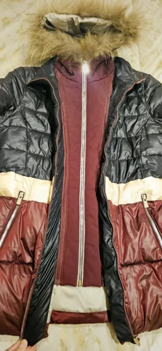 Piumino con cappuccio e pelliccia