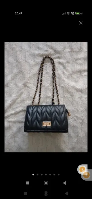 Bolso de fiesta negro con cadena dorada