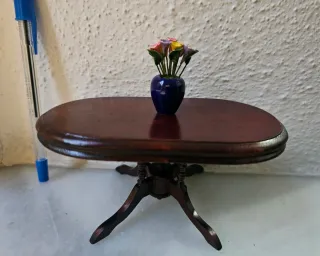Mesa miniatura madera ovalada con jarrón