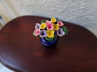 Mesa miniatura madera ovalada con jarrón