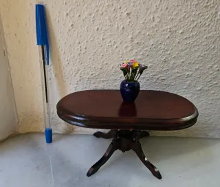 Mesa miniatura madera ovalada con jarrón