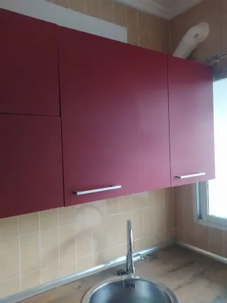 Cocina modular roja y plateada