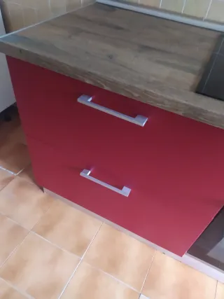 Cocina modular roja y plateada