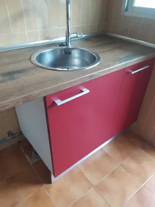 Cocina modular roja y plateada