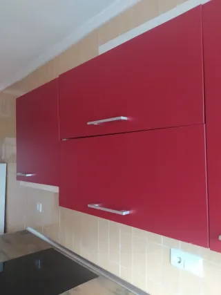 Cocina modular roja y plateada