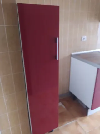 Cocina modular roja y plateada