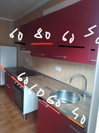 Cocina modular roja y plateada