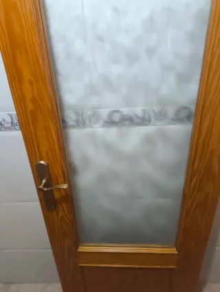 Puerta de madera con cristal