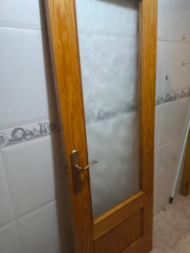 Puerta de madera con cristal