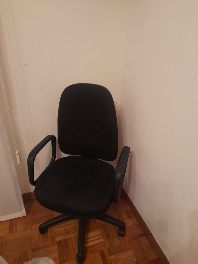 Silla de oficina negra