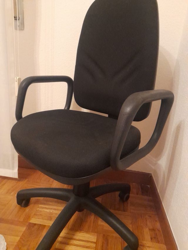 Silla de oficina negra