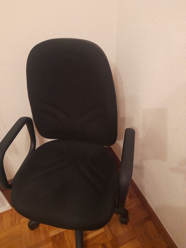Silla de oficina negra