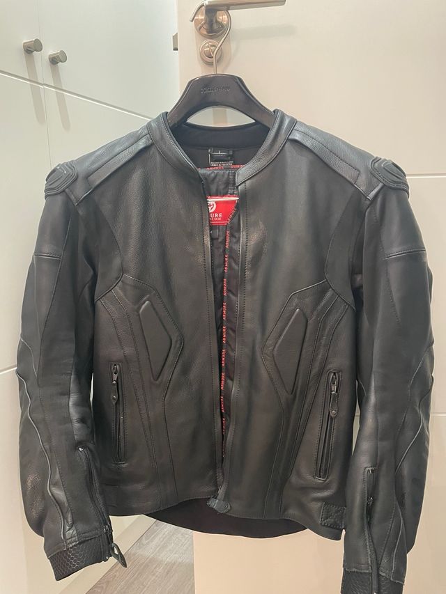 Chaqueta Cuero Armure Negra Talla L + espaldera.