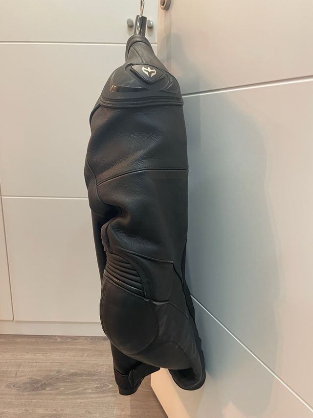 Chaqueta Cuero Armure Negra Talla L + espaldera.