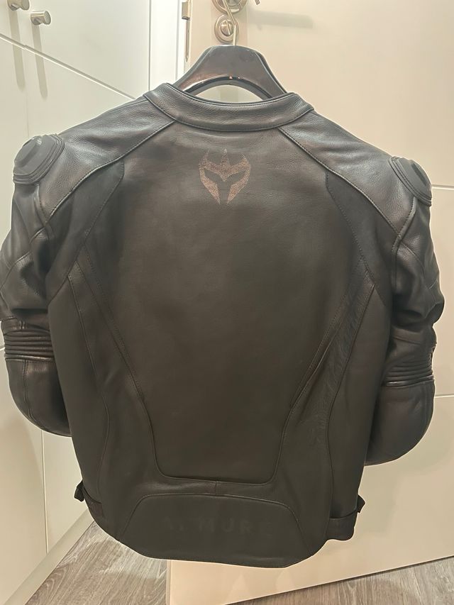 Chaqueta Cuero Armure Negra Talla L + espaldera.