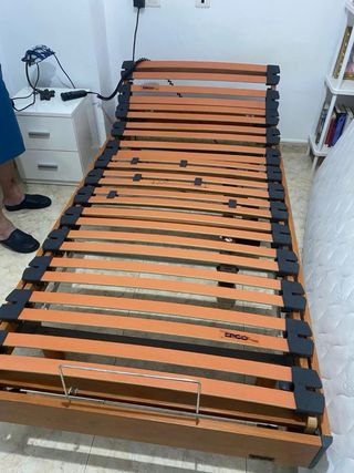 Cama ortopédica de hospital con colchón