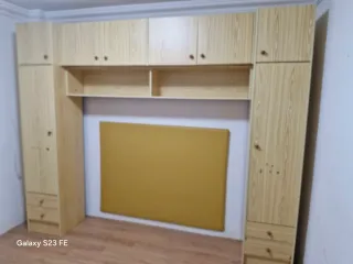 Armario puente madera color beige y marrón