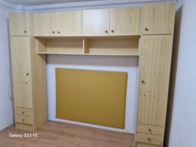 Armario puente madera color beige y marrón