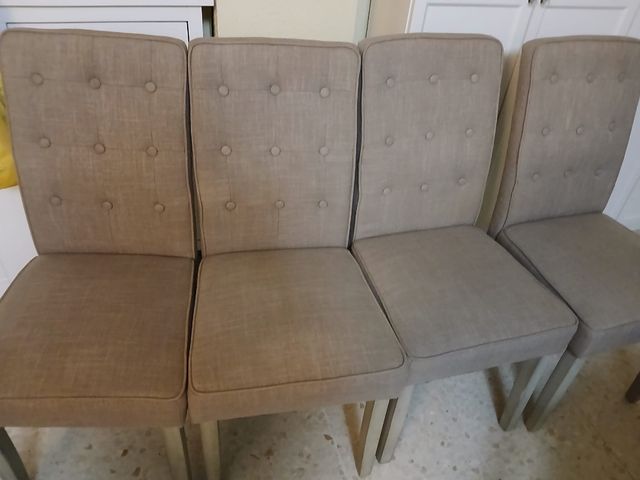Juego de 4 sillas de comedor acolchadas.