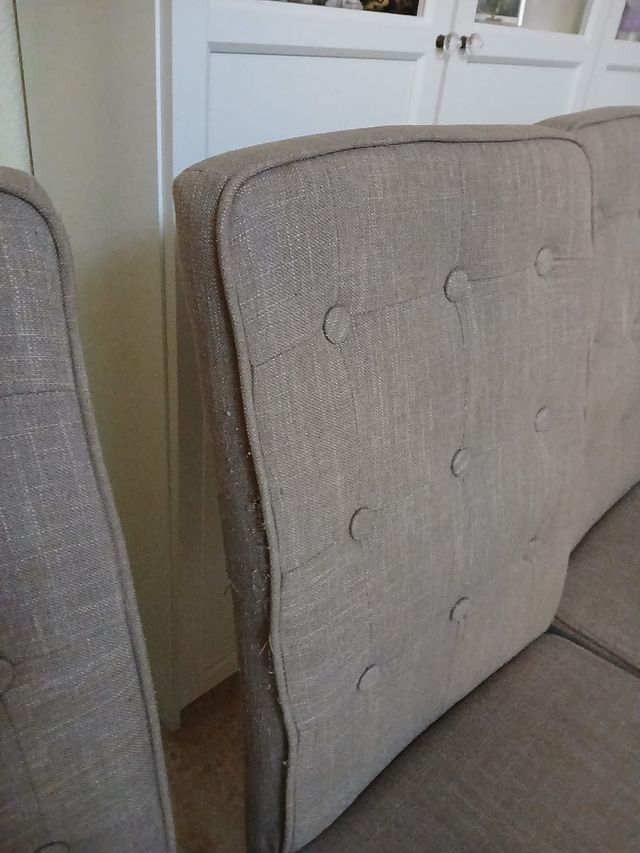 Juego de 4 sillas de comedor acolchadas.