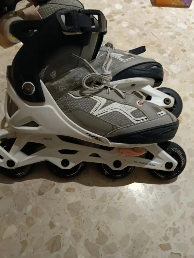 Patines en línea grises y blancos. 35-38