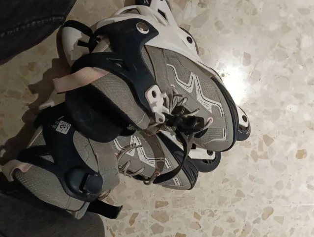 Patines en línea grises y blancos. 35-38