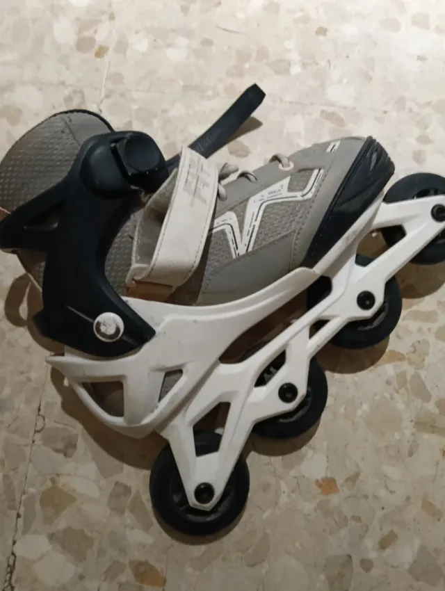 Patines en línea grises y blancos. 35-38