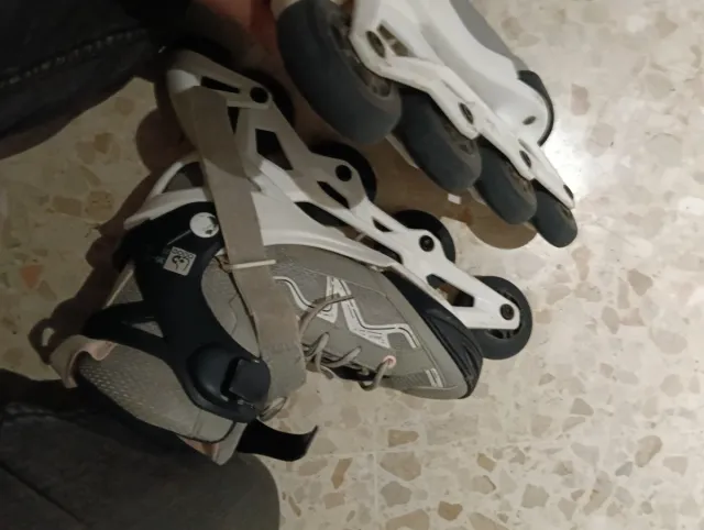 Patines en línea grises y blancos. 35-38