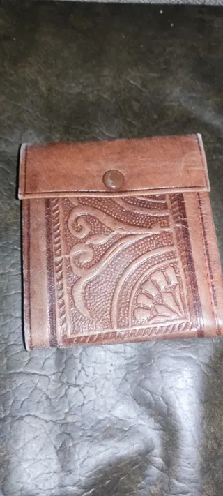 Cartera de piel con diseño labrado
