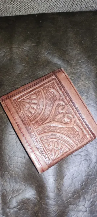 Cartera de piel con diseño labrado
