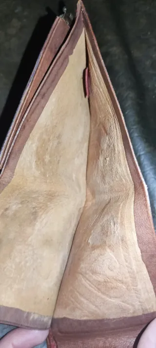 Cartera de piel con diseño labrado