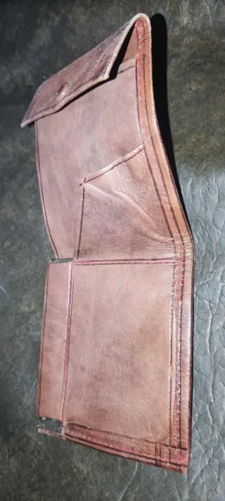 Cartera de piel con diseño labrado