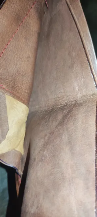 Cartera de piel con diseño labrado