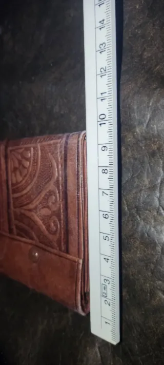 Cartera de piel con diseño labrado