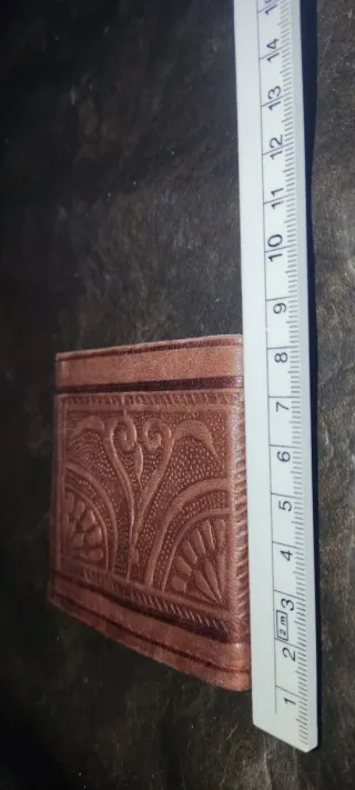 Cartera de piel con diseño labrado