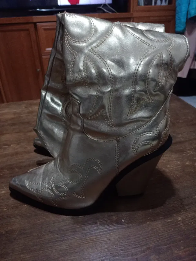 Botas altas doradas con tacón