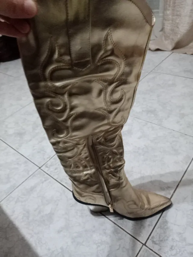 Botas altas doradas con tacón